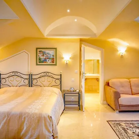 Saint-aygulf Sleeps 12 Pool Air Con Wifi *